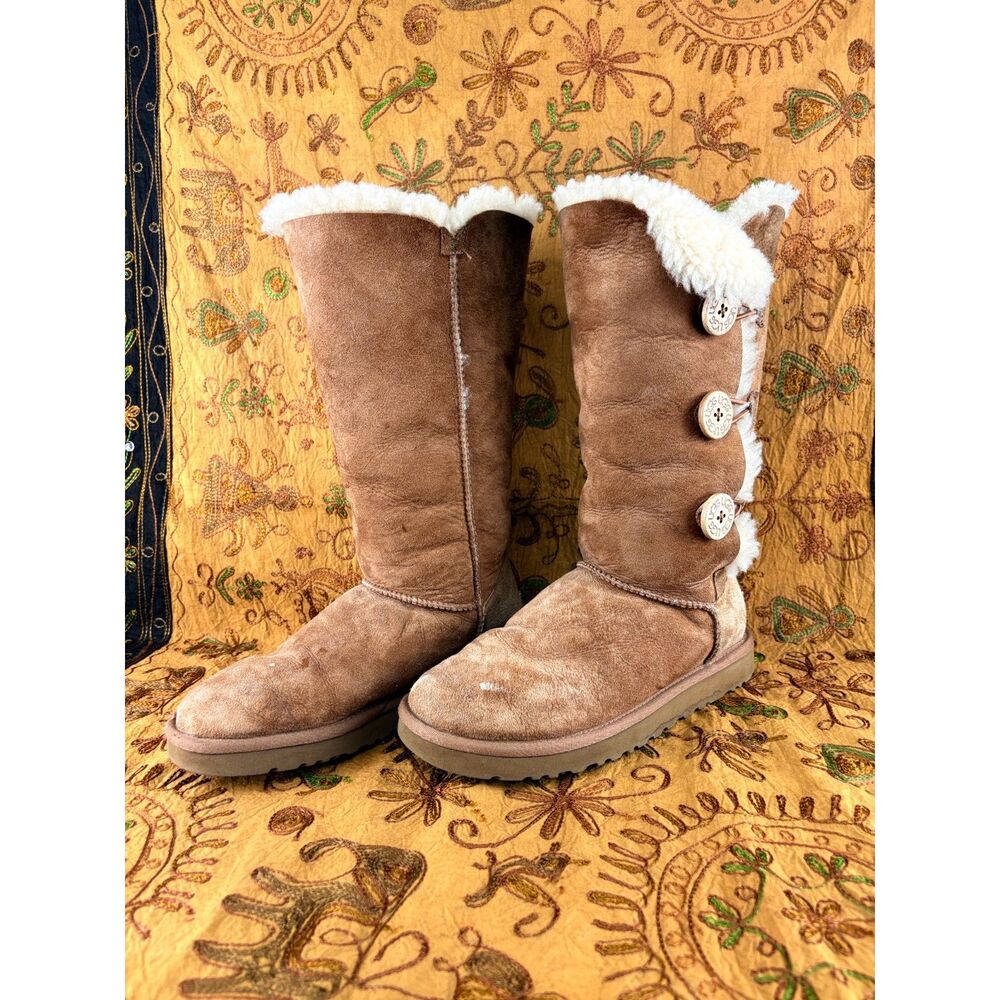 UGG Bailey Button Triplet Boots Size 8 Chestnut Shearling Suede